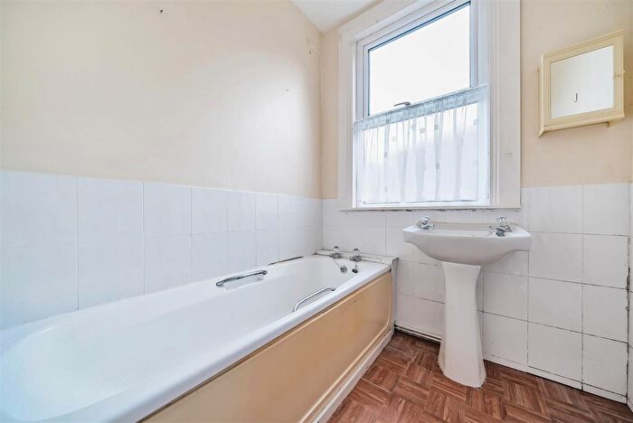 1 Bedroom Flat For Sale In Ellerton Road, Surbiton, KT6