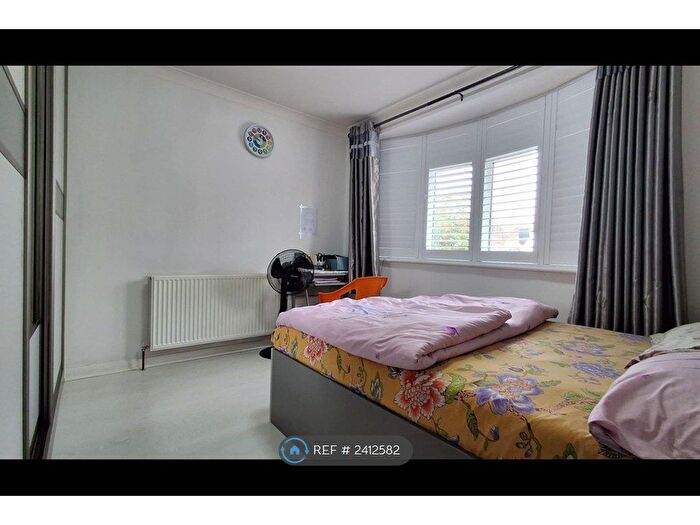 4 Bedroom Bungalow To Rent In Royston Way, Slough, SL1