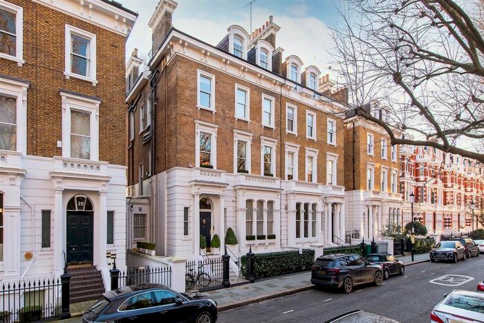 3 Bedroom Flat To Rent In Bolton Gardens, London, SW5