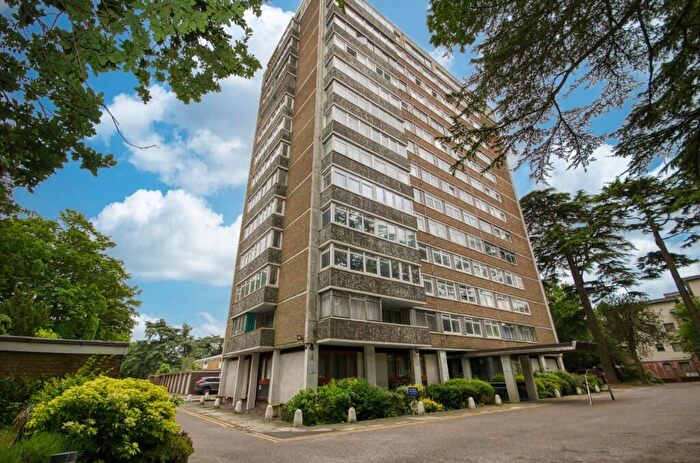 2 Bedroom Apartment For Sale In Bassett Avenue, Southampton, Hampshire, SO16
