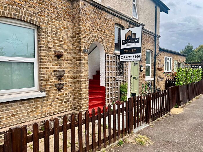 2 Bedroom Cottage To Rent In Point Cottages, Glenfield Road, Ealing, W13