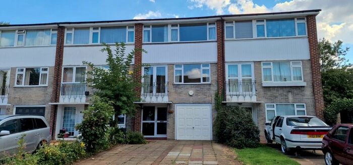 4 Bedroom Town House To Rent In Vincent Close, Bromley, BR2