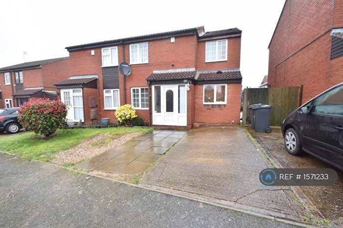 4 Bedroom Semi-Detached House To Rent In Swallow Close, Luton, LU4