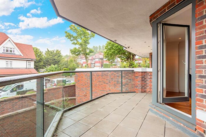 2 Bedroom Apartment To Rent In Hodford Road, Golders Green, NW11