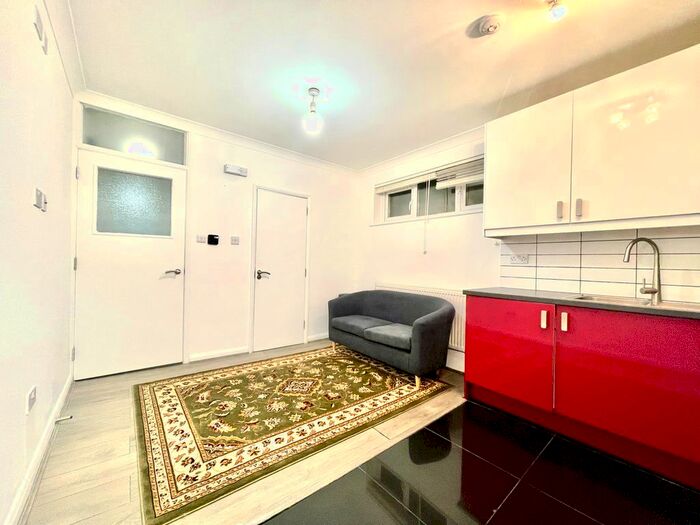 2 Bedroom Flat To Rent In Great North Road, Barnet, EN5