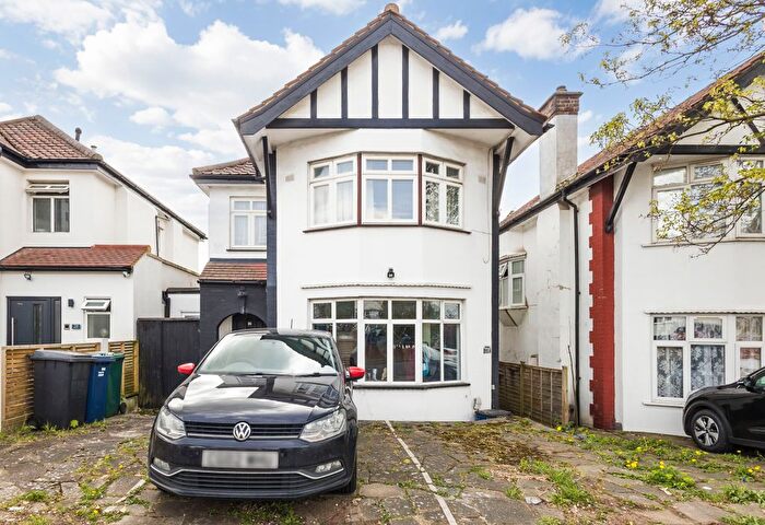 3 Bedroom Flat To Rent In Hendale Avenue, London, NW4