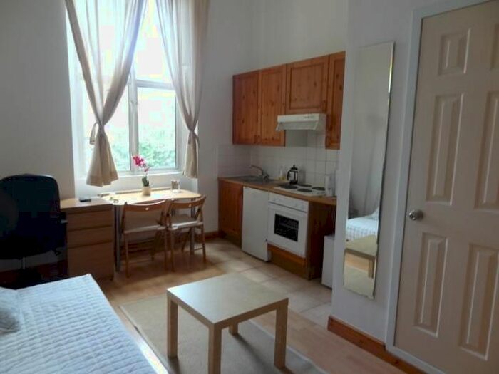 Studio To Rent In West Cromwell Road, Earls Court, London, SW5