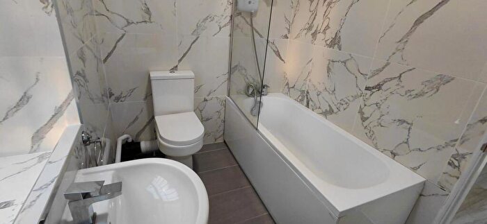 1 Bedroom Flat To Rent In Ashton Road, Oldham, OL8