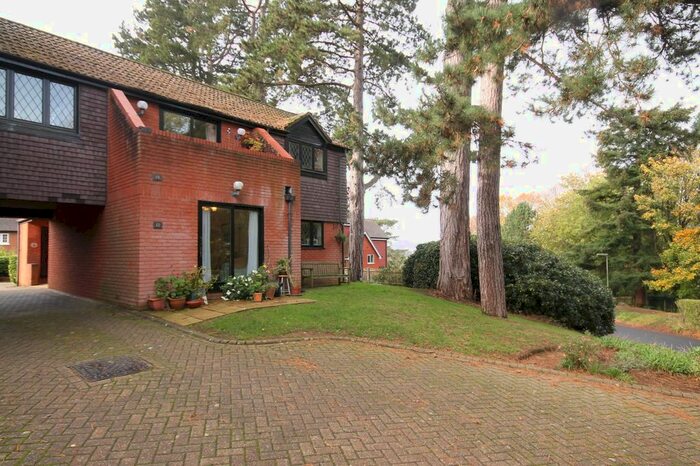 2 Bedroom Flat To Rent In Harrowlands Park, Dorking, RH4