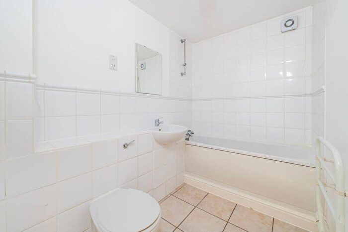 2 Bedroom Flat To Rent In Langbourne Place, Canary Wharf, London, E14
