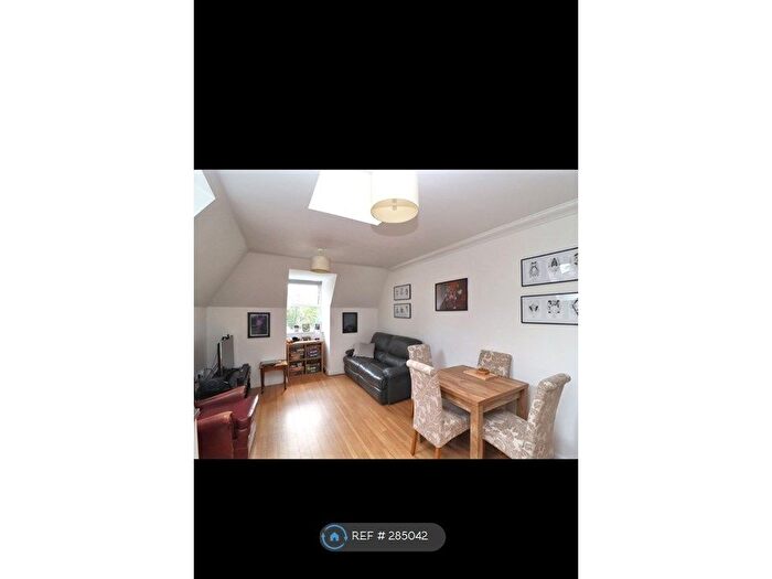 2 Bedroom Flat To Rent In Constitution Hill, Woking, GU22