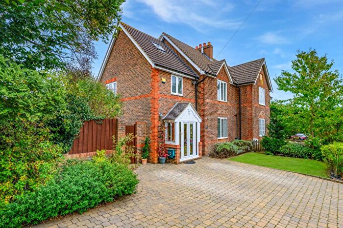 4 Bedroom End Of Terrace House For Sale In The Cottages, Great Bramingham Lane, Luton, LU3