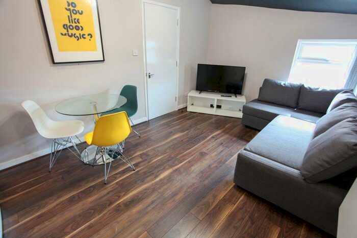4 Bedroom Flat To Rent In Fell Street, L7