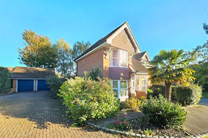 3 Bedroom Detached House For Sale In Clarence Drive, Camberley, Surrey, GU15