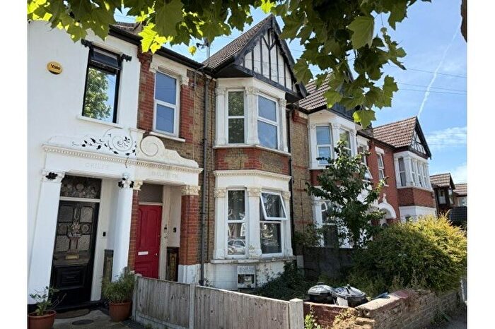 2 Bedroom Flat To Rent In Kilworth Avenue, Southend-on-Sea, Essex, SS1