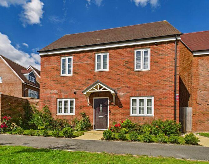 3 Bedroom Detached House For Sale In Isabella Walk, Tadworth, KT20