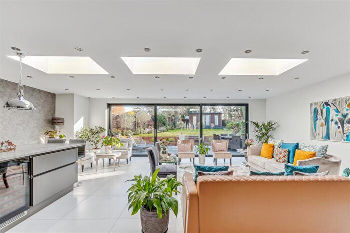 6 Bedroom Detached House To Rent In Parklands Drive, Finchley, N3