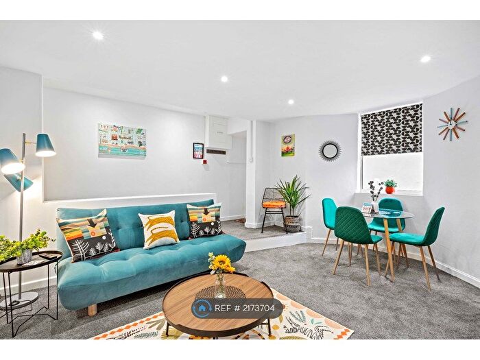 2 Bedroom Flat To Rent In Queens Square, Brighton, BN1