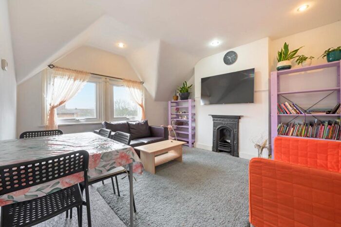 2 Bedroom Flat For Sale In Cricklewood Lane, Child's Hill, NW2