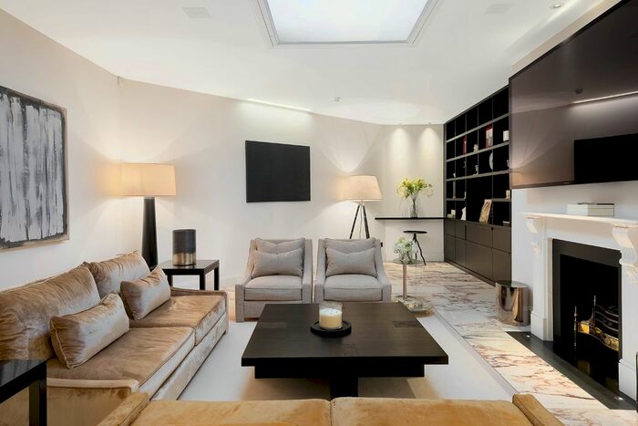 3 Bedroom Flat To Rent In Pont Street, London, SW1X