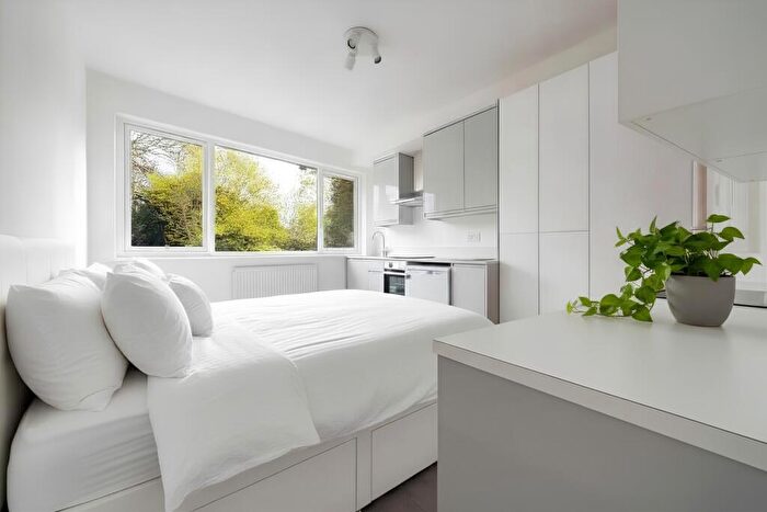 Studio To Rent In Hoop Lane, London, NW11