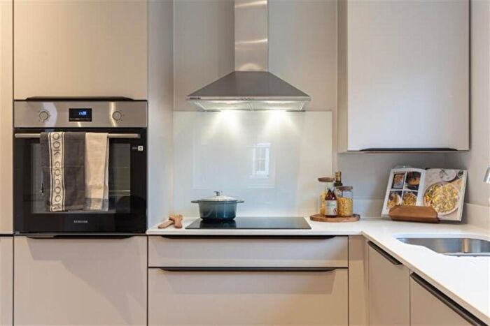 3 Bedroom Semi-Detached House To Rent In Hurst Avenue, Armthorpe, DN3