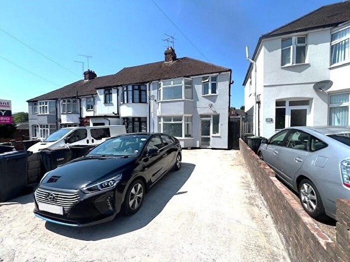 3 Bedroom Semi-Detached House To Rent In Dunstable Close, Luton, LU4