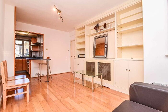 2 Bedroom Flat To Rent In St Georges Court, Elephant Amp; Castle, London, SE1