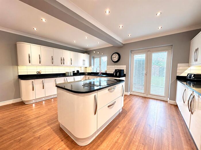 5 Bedroom Semi Detached House For Sale In Chessington Avenue, Bexleyheath, DA7