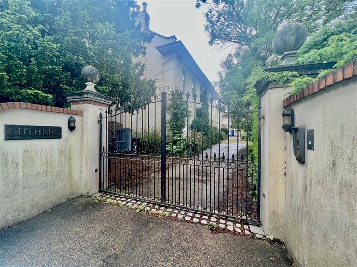 2 Bedroom Flat To Rent In Sewardstone Road, Chingford, London, E4