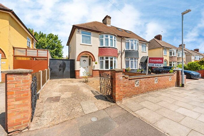 3 Bedroom Semi-Detached House For Sale In Brackley Road, Bedford, MK42
