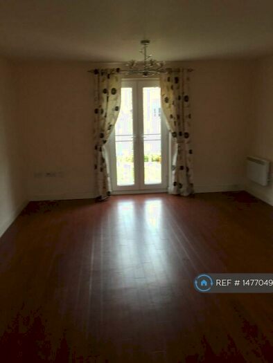 2 Bedroom Flat To Rent In Campus Court, Loughton, IG10