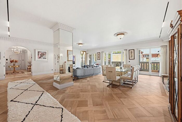 4 Bedroom Flat To Rent In Palace Green, Kensington, London, W8