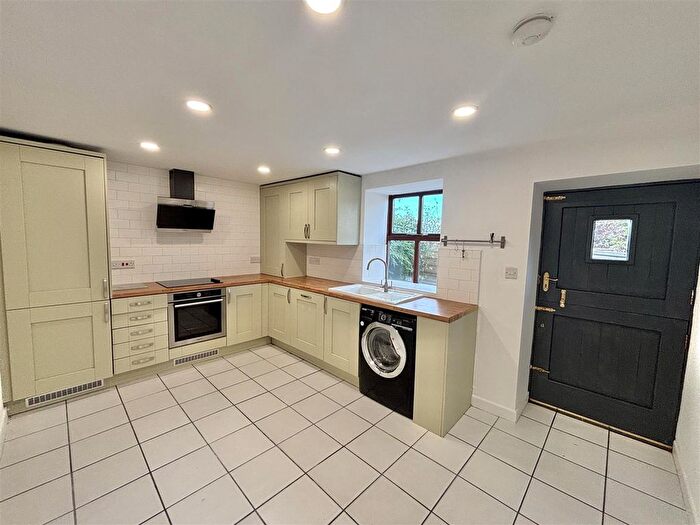 2 Bedroom End Of Terrace House To Rent In Hague Street, Glossop, SK13