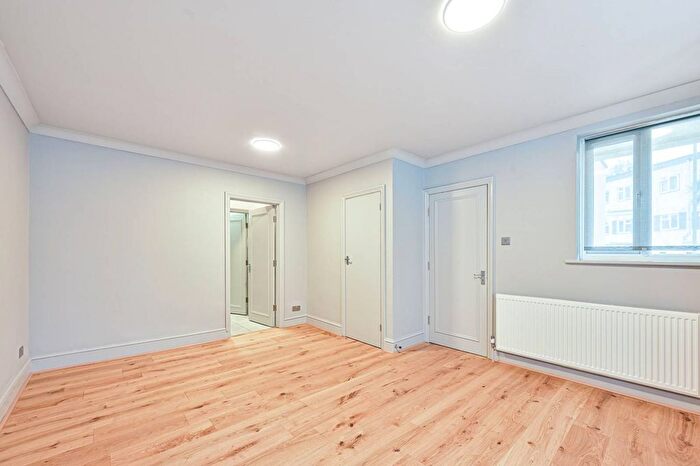 2 Bedroom Maisonette To Rent In Finchley Road, Golders Green, London, NW11