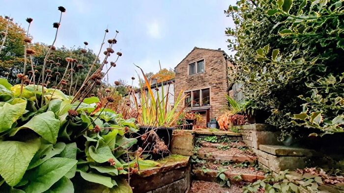 2 Bedroom Cottage For Sale In Hill End Road Delph, OL3