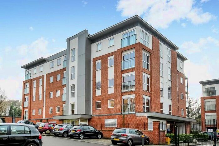 2 Bedroom Flat To Rent In Highwood Close, London, SE22