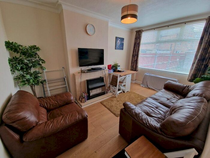 3 Bedroom Semi-Detached House To Rent In Purley Way, Croydon, CR0