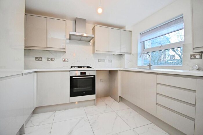 2 Bedroom Flat To Rent In Greenwood Close Sidcup, DA15