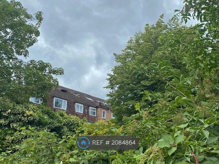 2 Bedroom Flat To Rent In Linden Grove, New Malden, KT3