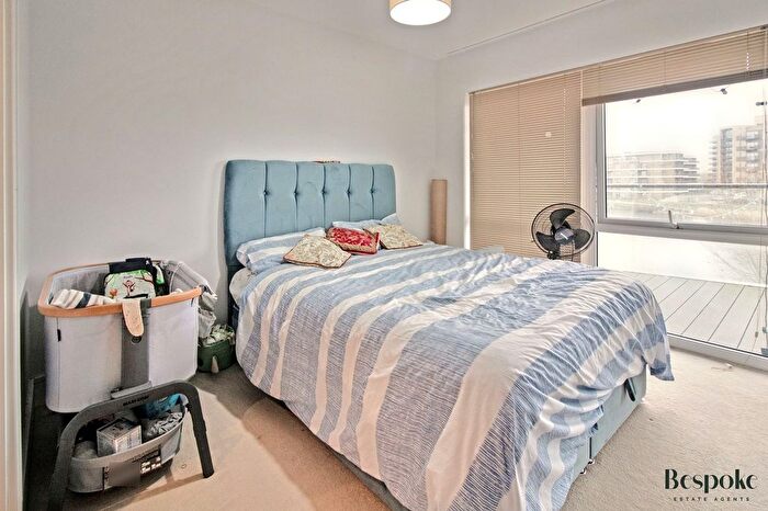 2 Bedroom Flat For Sale In Champlain Street, Reading, RG2