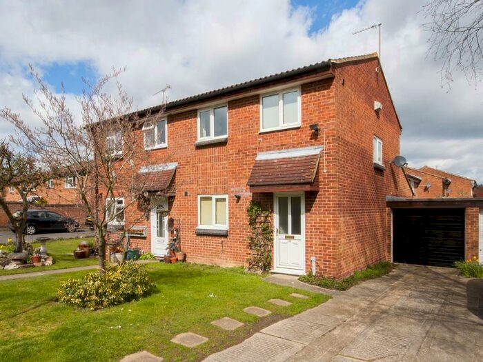 3 Bedroom Semi-Detached House To Rent In Hazelrig Drive, Thame, OX9