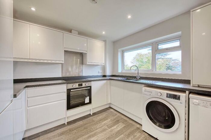 2 Bedroom Flat To Rent In The Avenue, Worcester Park, KT4