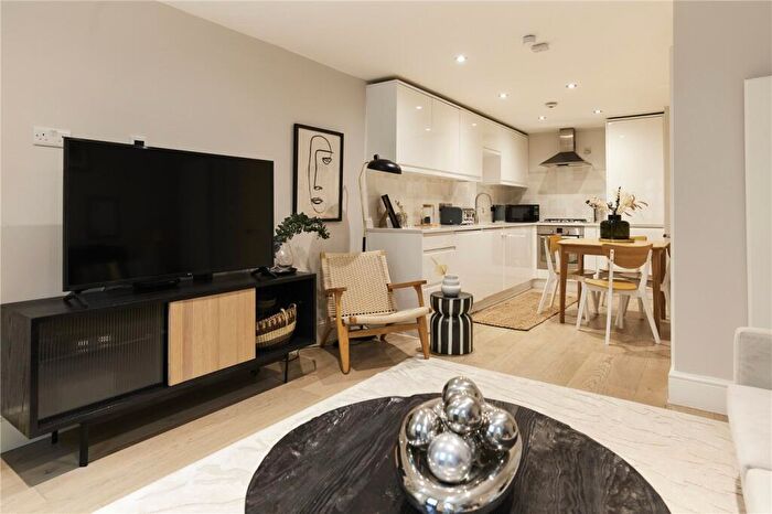 2 Bedroom Apartment To Rent In Hendon Lane, London, N3