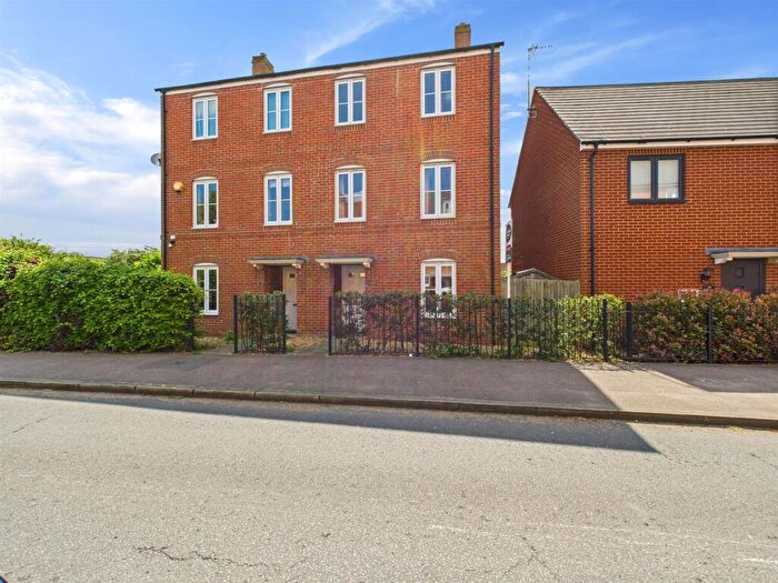 3 Bedroom Semi-Detached House For Sale In Prince Rupert Drive, Buckingham Park, Aylesbury, HP19