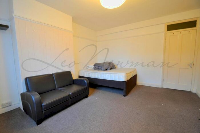 2 Bedroom Flat To Rent In Well Street, Hackney, E9