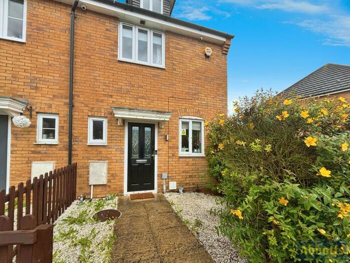 3 Bedroom House To Rent In Smollett Place, Wickford, SS12