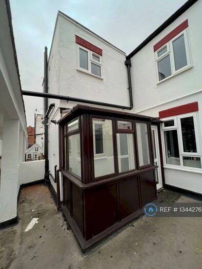 3 Bedroom Flat To Rent In High Street, Banstead, SM7
