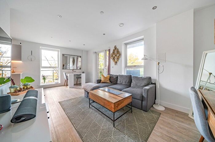 1 Bedroom Flat To Rent In Granta Court, Trinity Way, W3