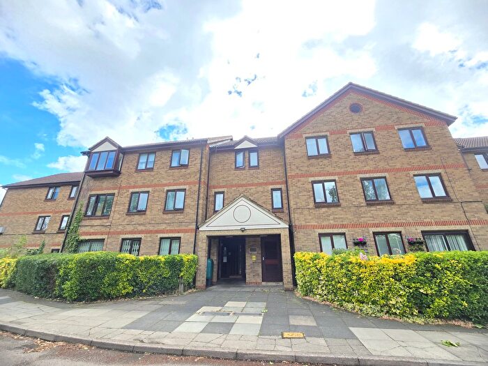 2 Bedroom Flat To Rent In Deanery Close, London, N2
